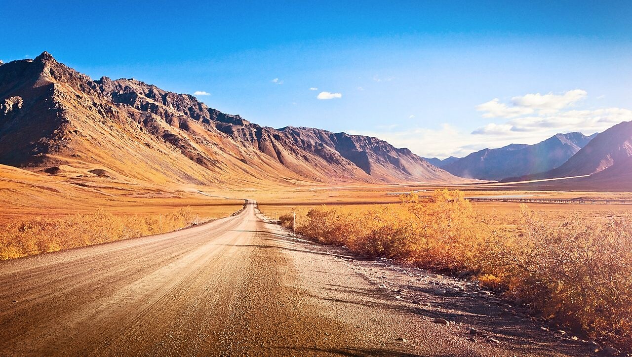 包围在崇山峻岭之中的空旷土路