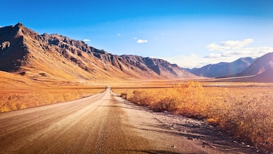 包围在崇山峻岭之中的空旷土路