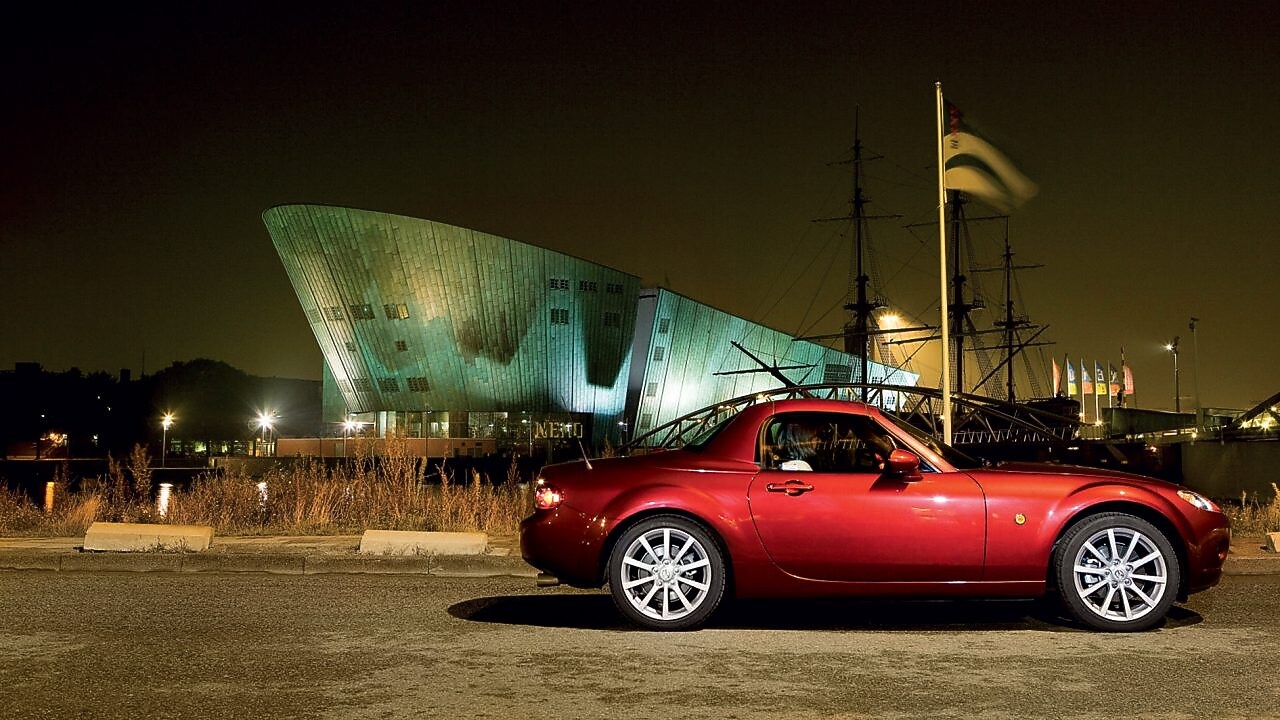 阿姆斯特丹街道上停泊的红色轿车