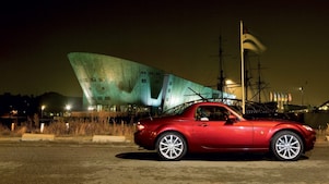 阿姆斯特丹街道上停泊的红色轿车