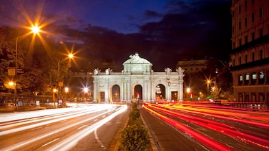 夜色下的阿尔卡拉门。