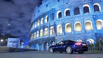深夜的罗马圆形大剧场外停靠的轿车
