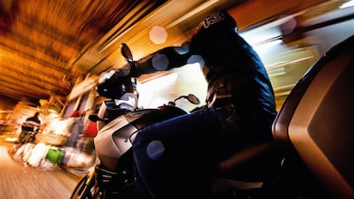 夜晚，在马拉喀什驾驶摩托车的人