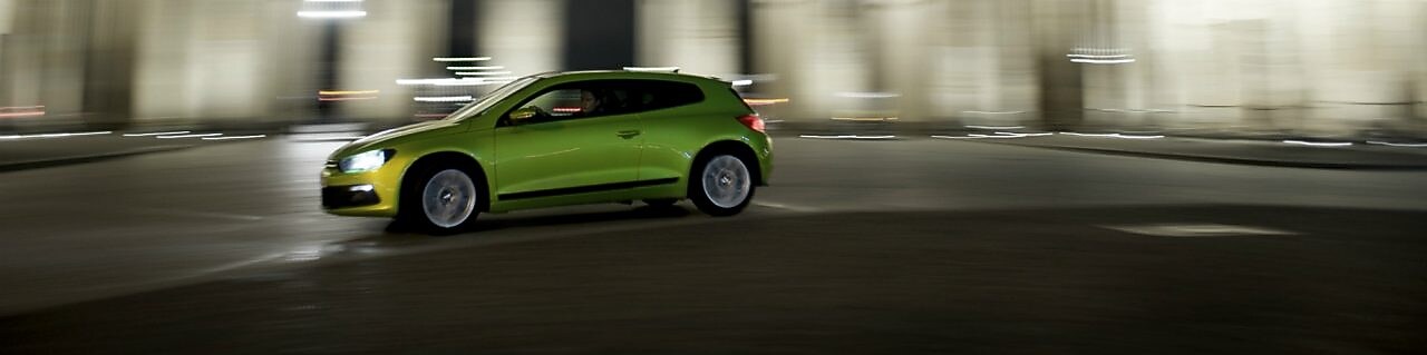 夜色下飞驰的绿色汽车