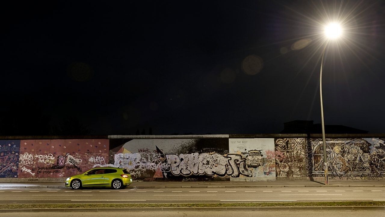 在街上行驶的汽车