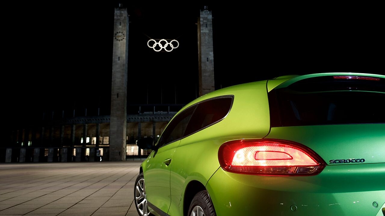 行驶在夜色中的轿车