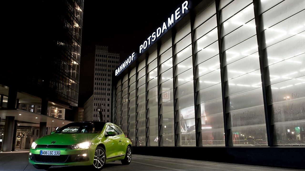 午夜中行驶在道路上的汽车