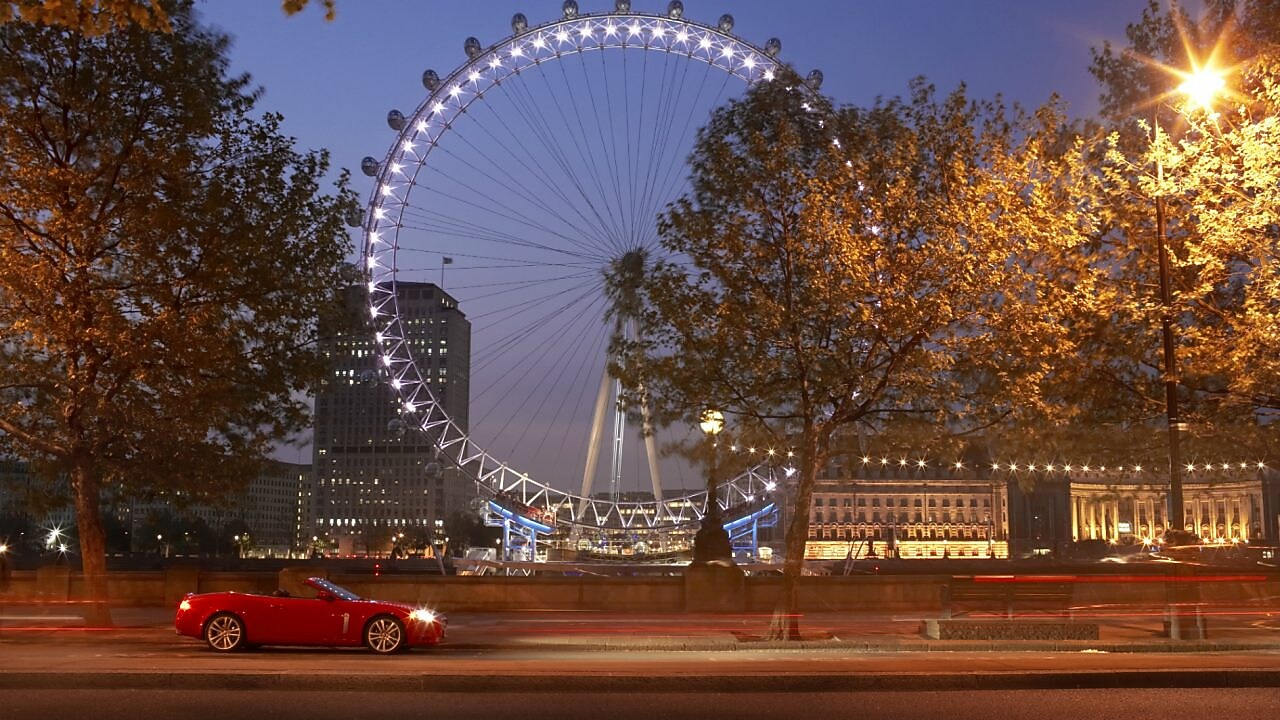 伦敦市区街道上的汽车