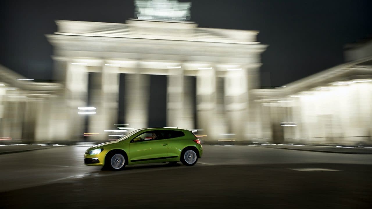 夜色下飞驰的绿色汽车