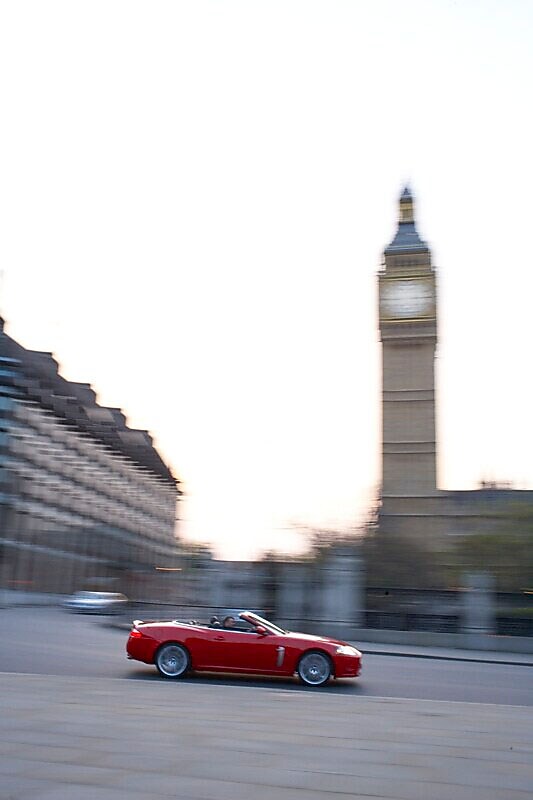 大本钟前街道上的汽车