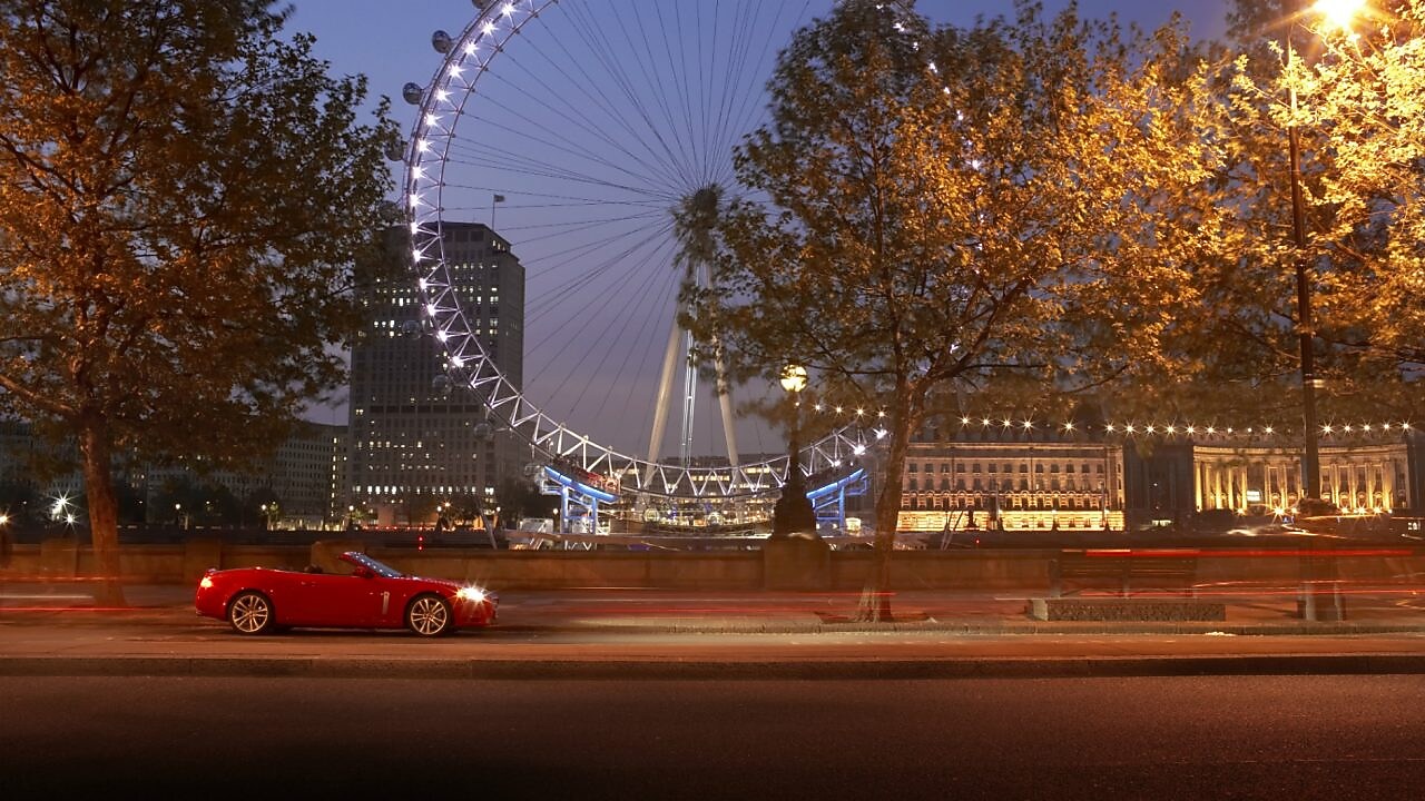 伦敦市区街道上的汽车