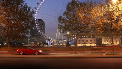 伦敦市区街道上的汽车