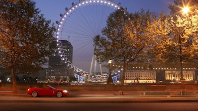 伦敦市区街道上的汽车