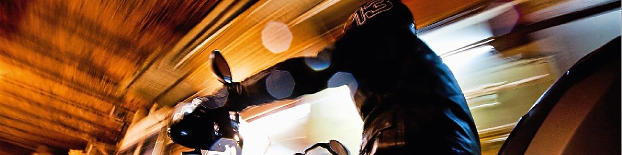 夜晚，在马拉喀什驾驶摩托车的人