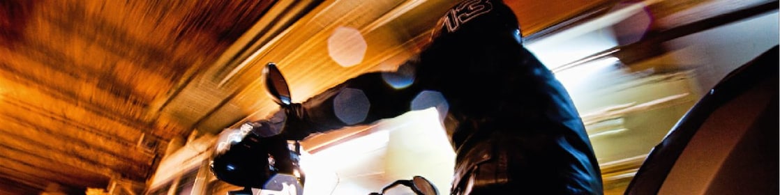 夜晚,在马拉喀什驾驶摩托车的人