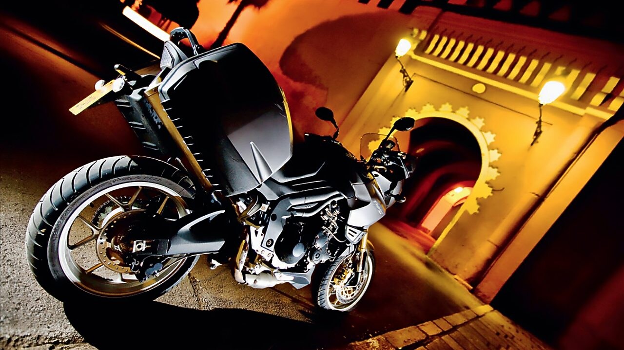 停靠在路旁的摩托车