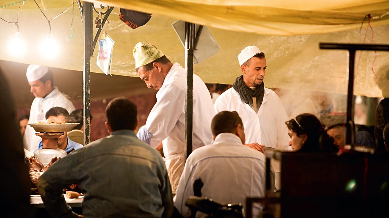 厨师在为人们提供美味的食物