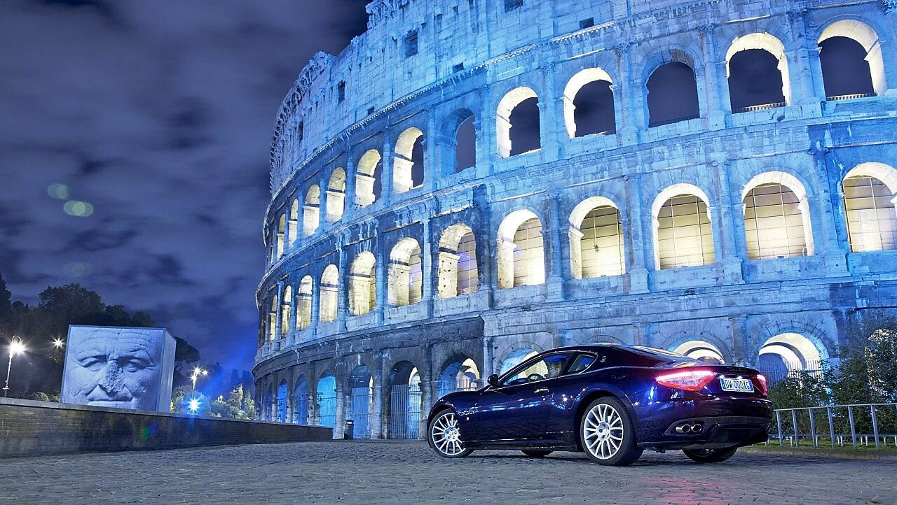 深夜的罗马圆形大剧场外停靠的轿车