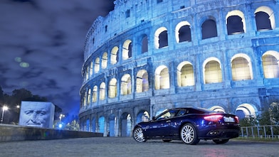 深夜的罗马圆形大剧场外停靠的轿车