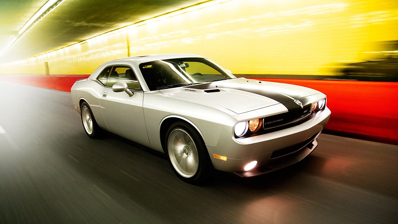 行驶在旧金山隧道中的福特野马