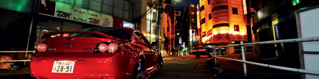 行驶在深夜东京街道上的马自达轿车