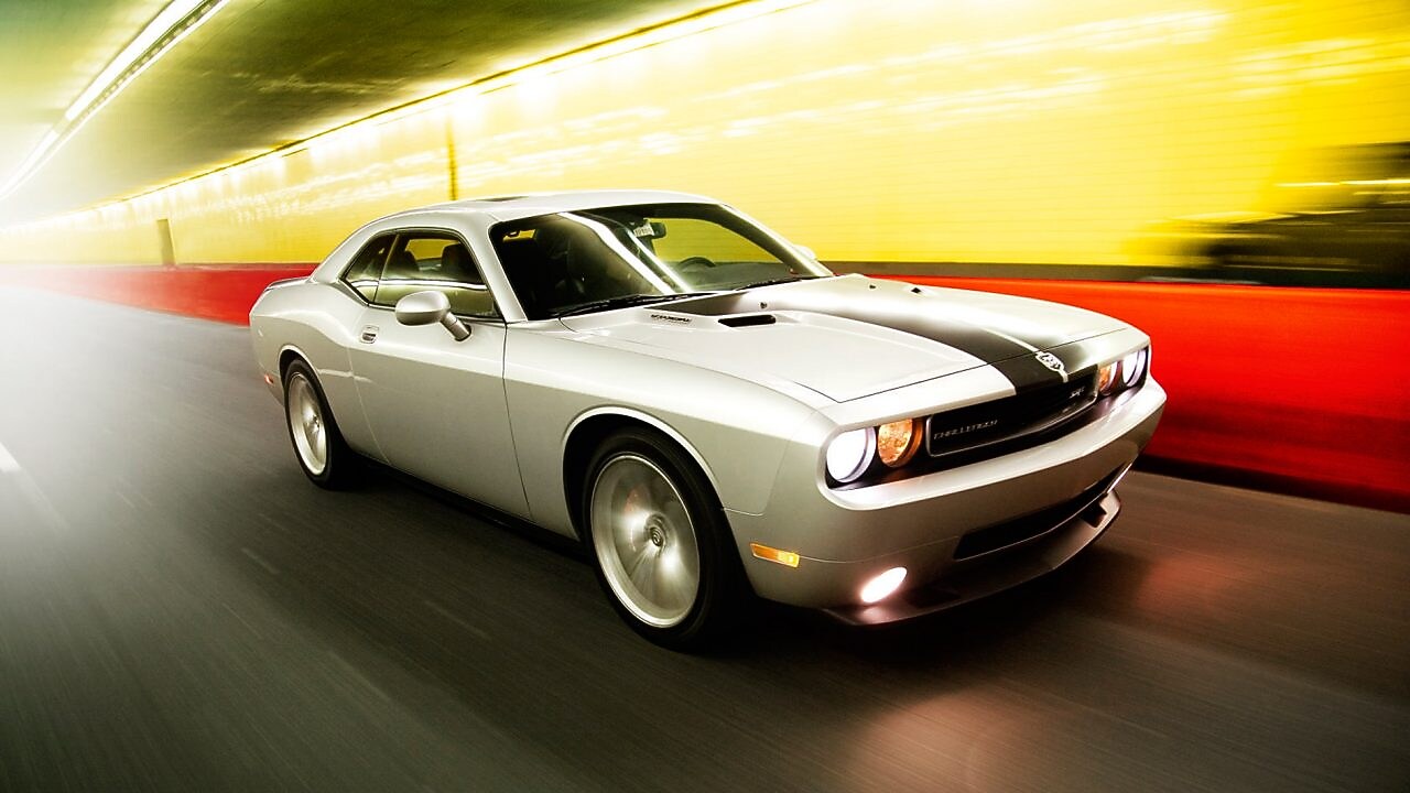 行驶在旧金山隧道中的福特野马