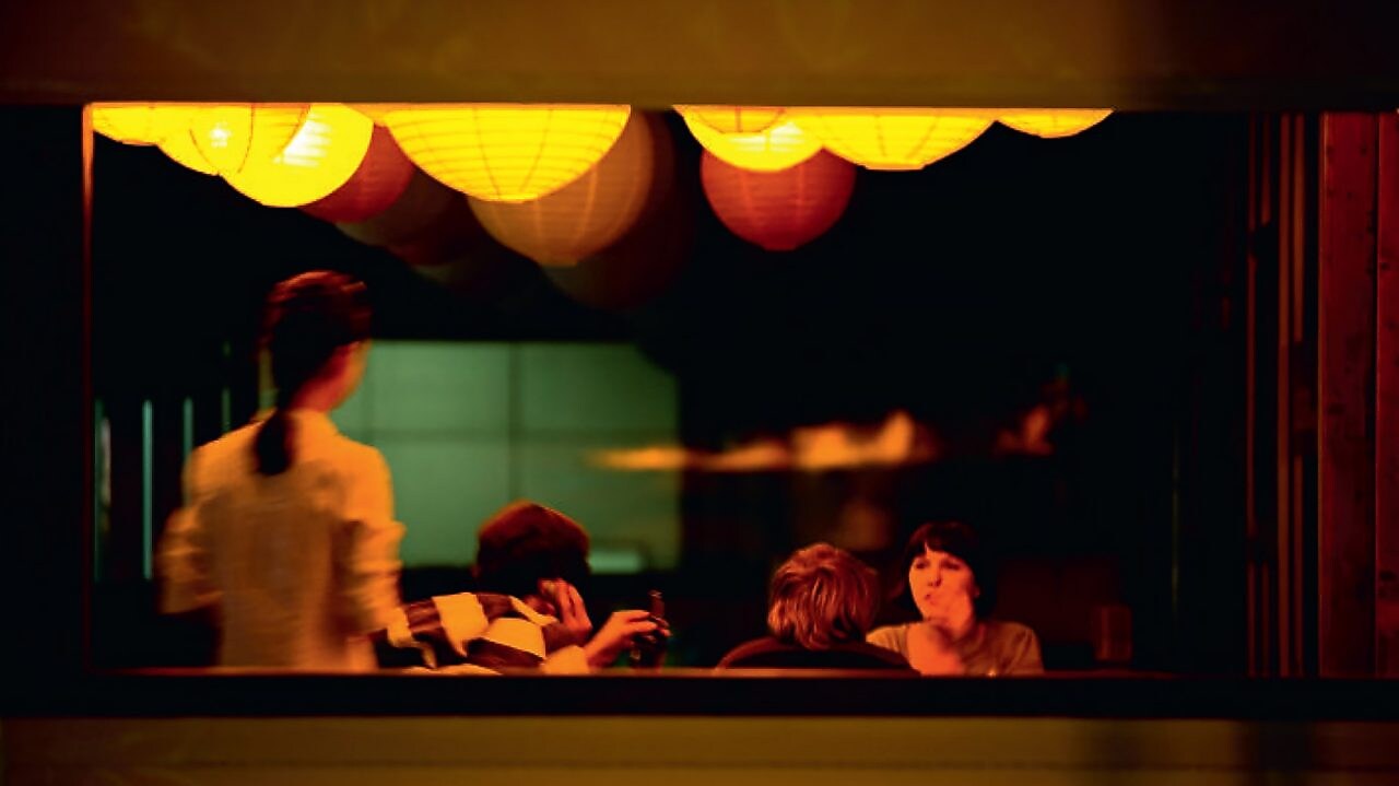 人们坐在餐厅里