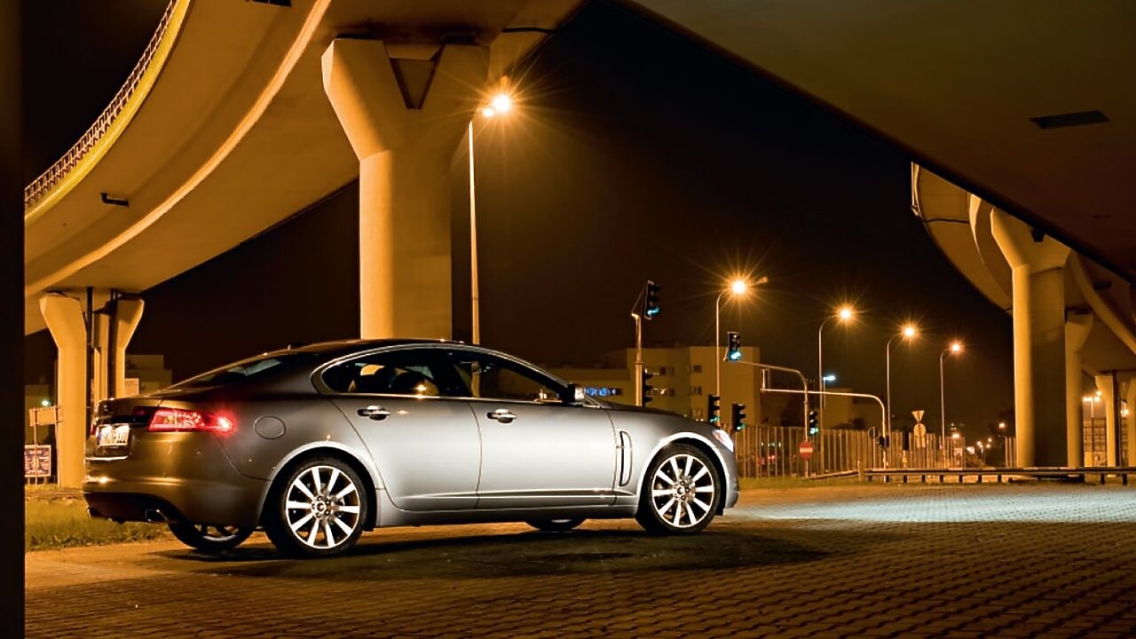 午夜街头的汽车