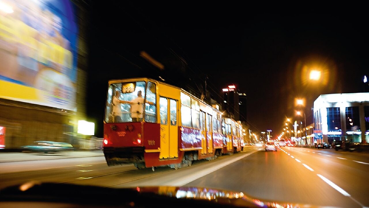夜晚，华沙街头的有轨电车