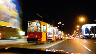 夜晚，华沙街头的有轨电车