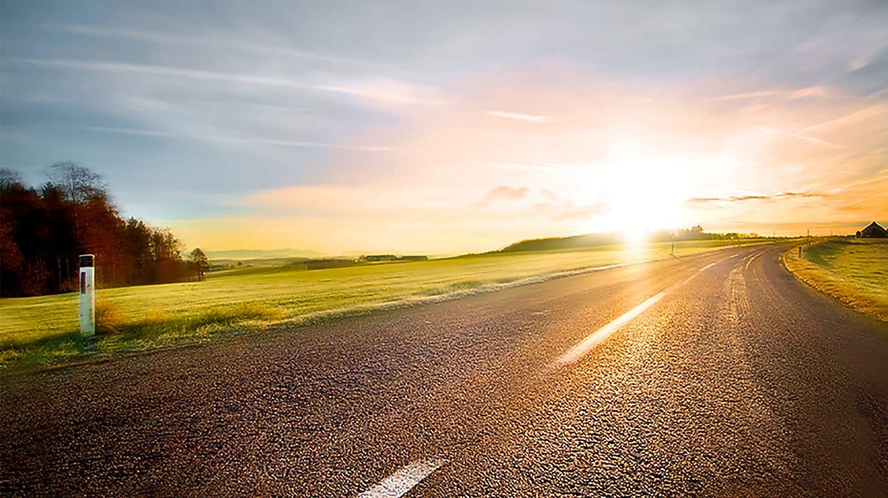 夕阳下的蜿蜒公路