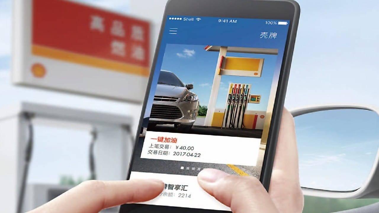 年轻夫妇在壳牌加油站附近合影