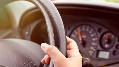 握着方向盘的手