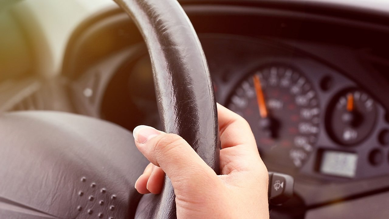 握着方向盘的手