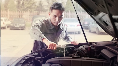 修理汽车的机械师