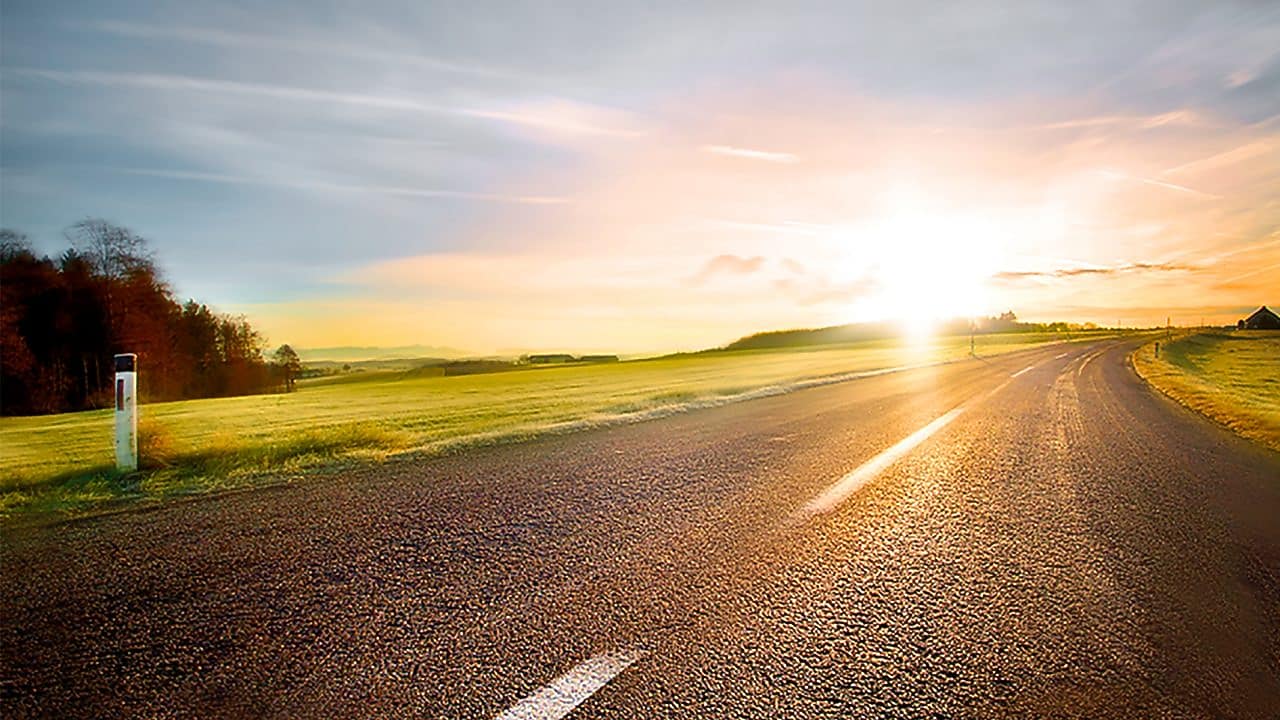夕阳下的蜿蜒公路