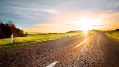 夕阳下的蜿蜒公路