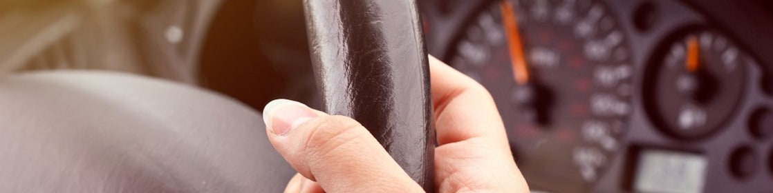 握着方向盘的手