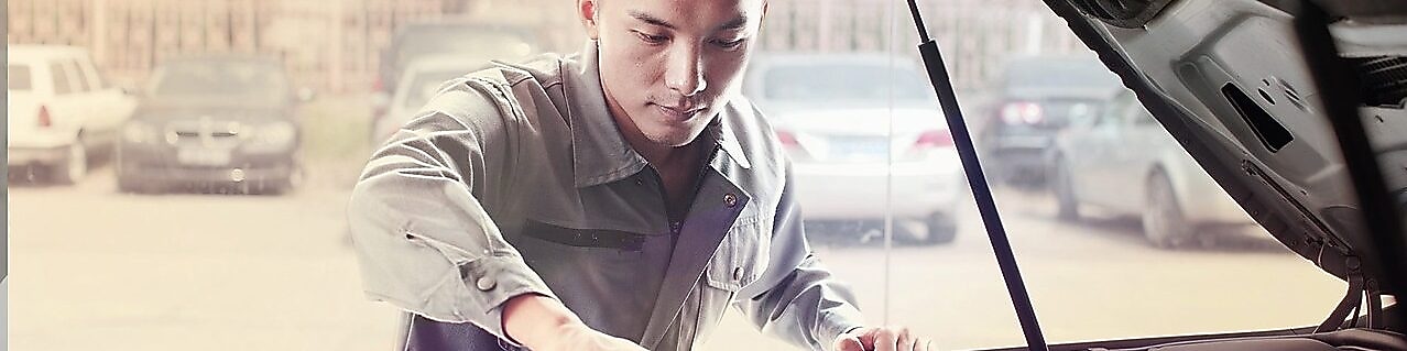 修理汽车的机械师