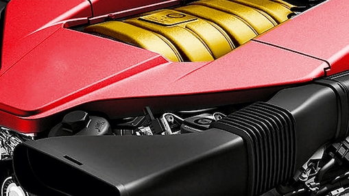 镶有红边的金色发动机