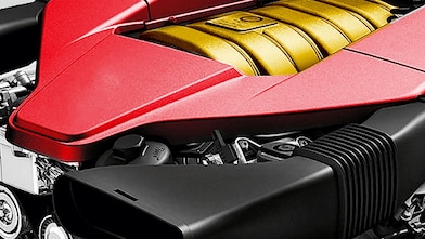 镶有红边的金色发动机