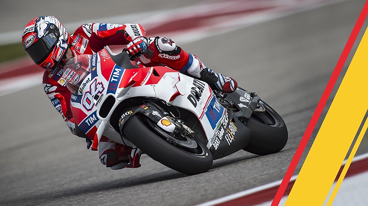 驾驶杜卡迪超级摩托车的车手在弯道处加速