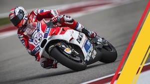 驾驶杜卡迪超级摩托车的车手在弯道处加速