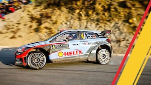 在世界汽车拉力锦标赛中，转弯漂移的拉力赛车