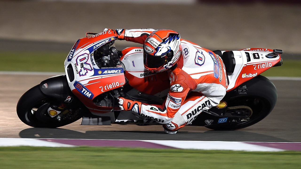 车手驾驶着摩托车绕过赛道拐角