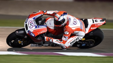 车手驾驶着摩托车绕过赛道拐角