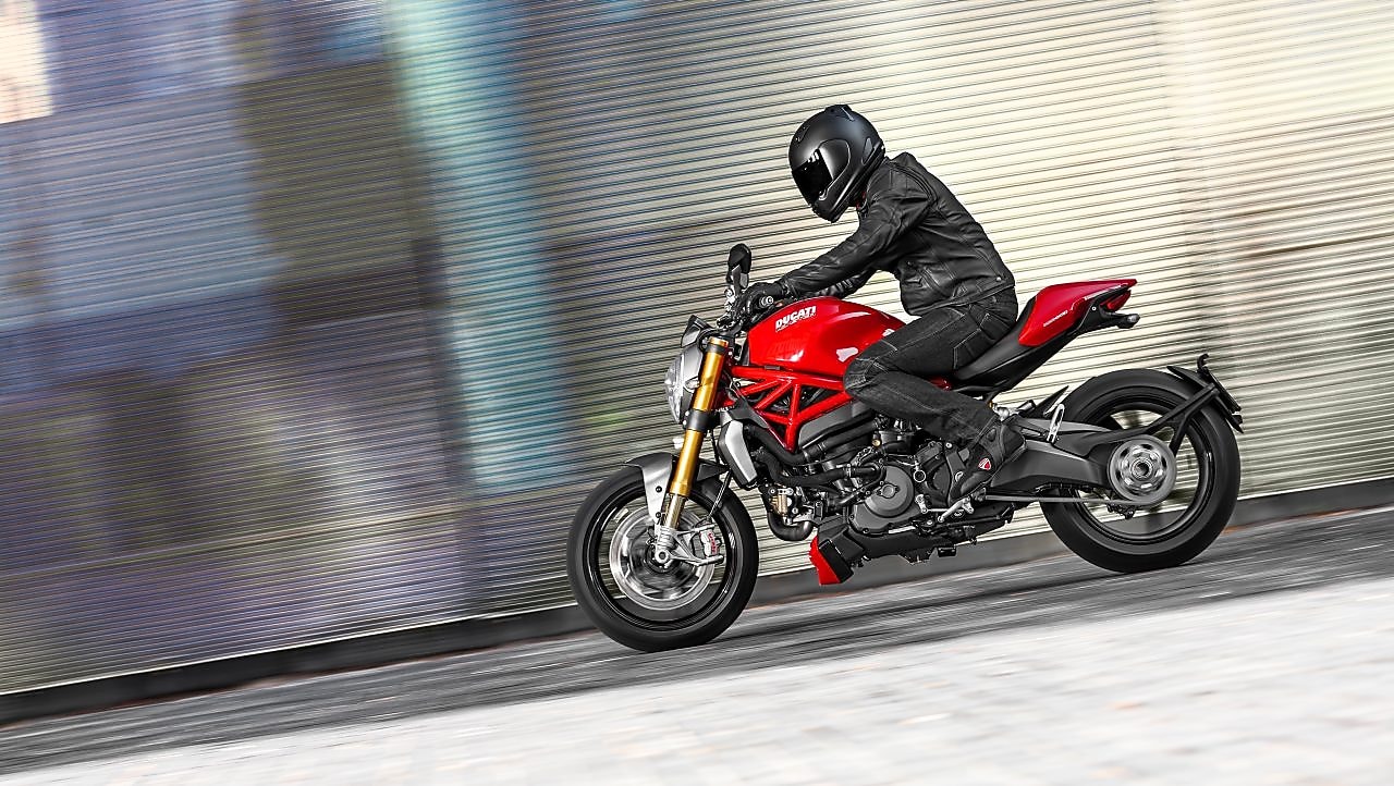 驾驶使用高级摩托车机油的摩托车的男性