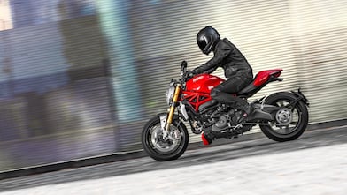 驾驶使用高级摩托车机油的摩托车的男性