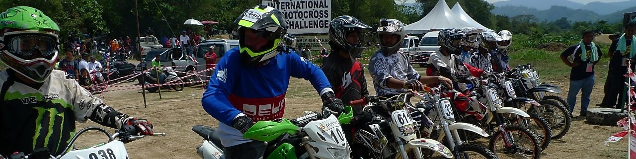 比赛开始时，排成一队的越野摩托车