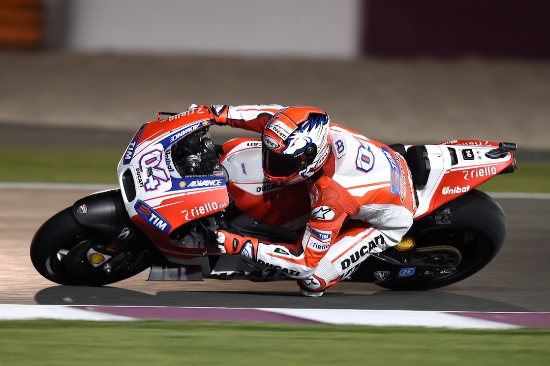 车手驾驶着摩托车绕过赛道拐角